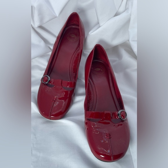Nurture Brand Shoe. Red 1-inch Patent leather shoes. - Picture 3 of 7